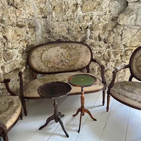 Un Petit Chateau Lauzun