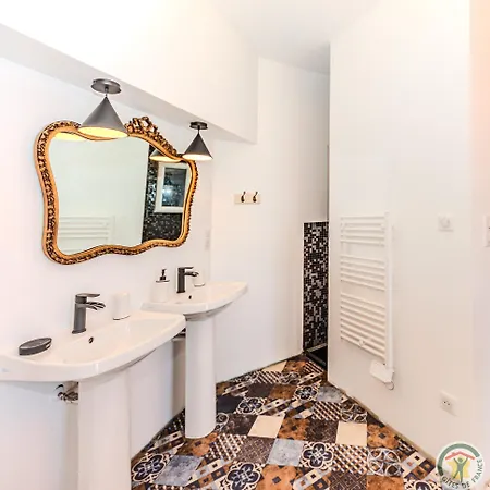 Un Petit Chateau Nocleg ze śniadaniem 3*